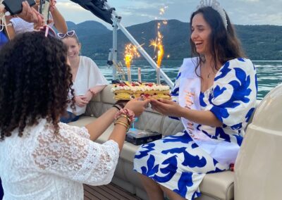 la furture mariée est accueillie par ses amies sur le bateau des canotiers du lac à aix-les bains