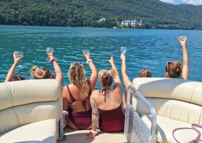 devant l'abbaye d'hautecombe, feter l'EVJF sur le lac du bourget